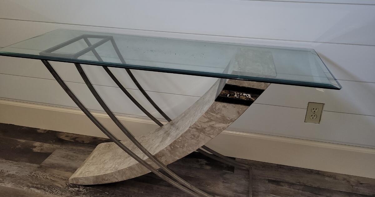 Matching sofa table and end table for Free in Ridgefield, WA Finds