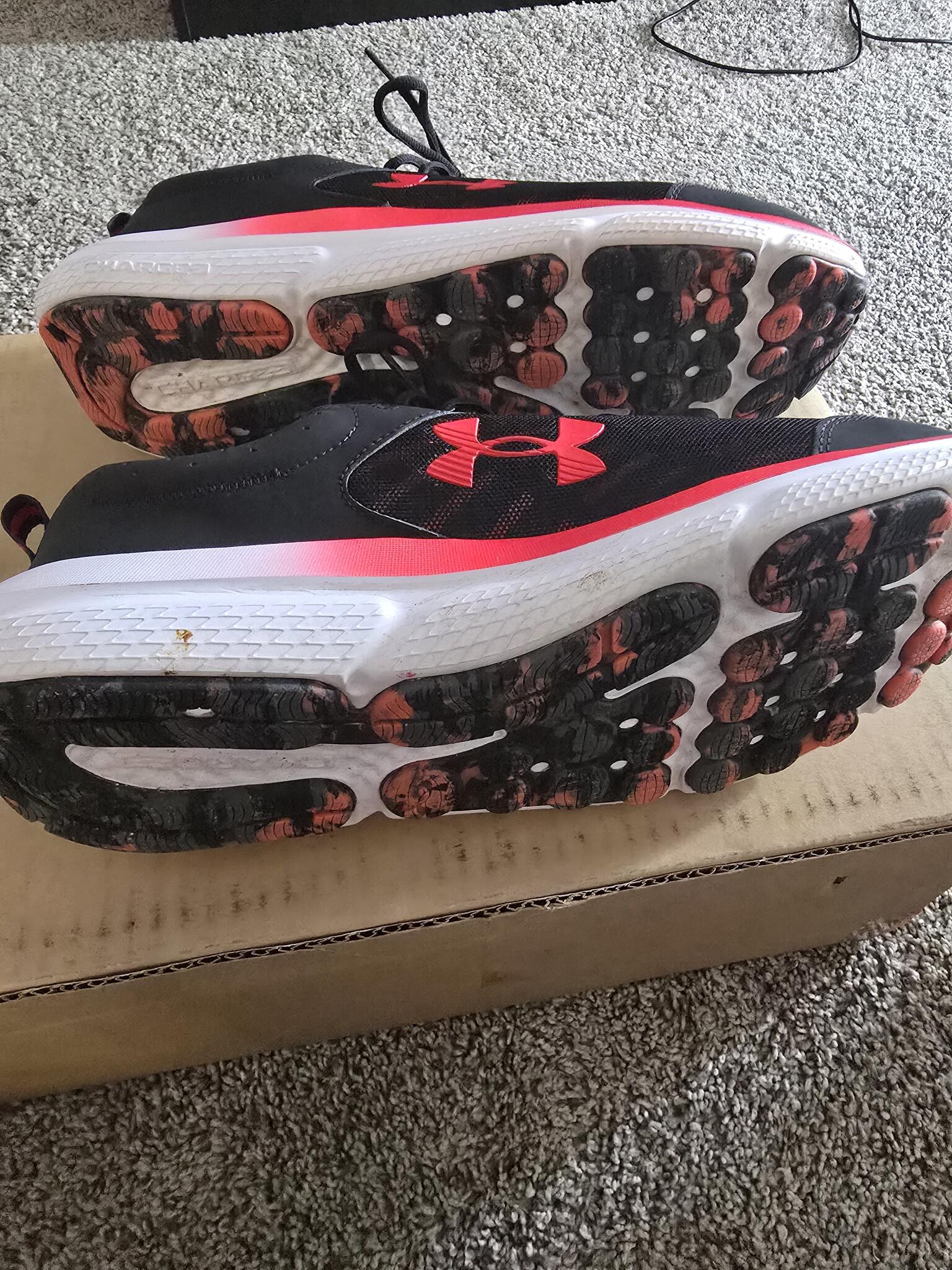 Under Armour Charged Assert 10 Black/Red Athletic Sneakers  display picture 1