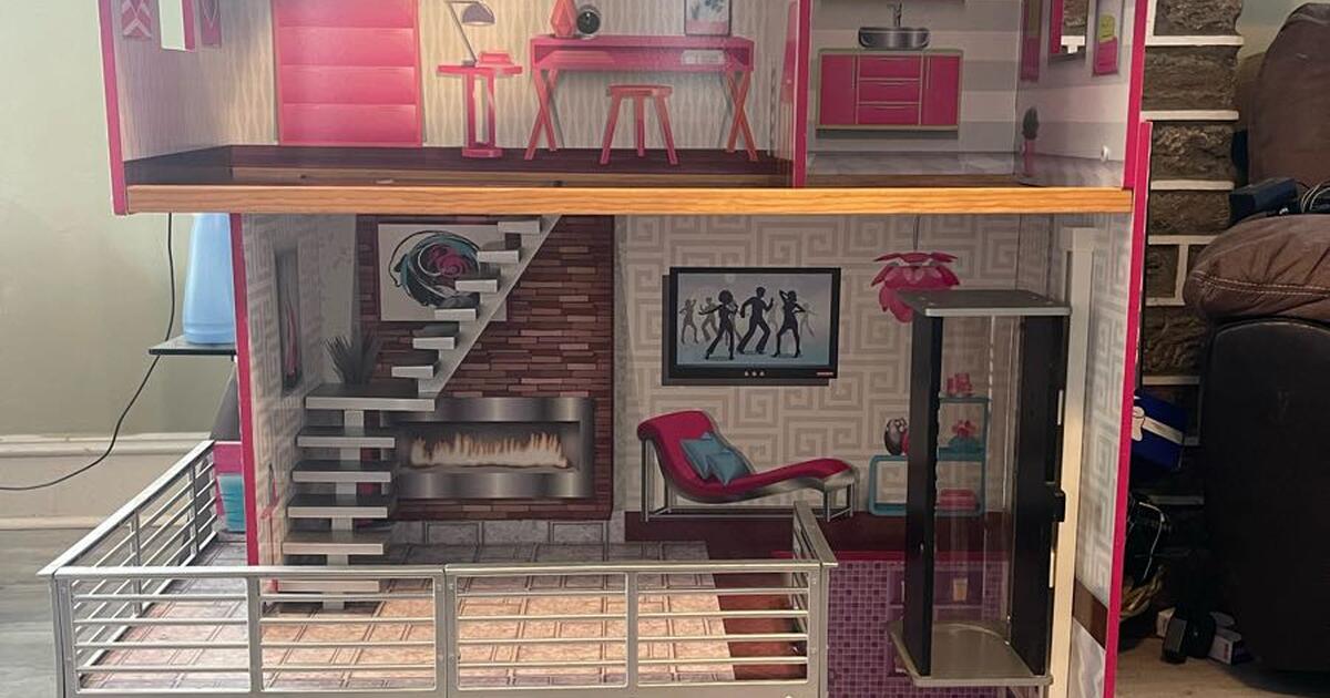 KidKraft Luxury Dollhouse for Free in Philadelphia, PA For Sale