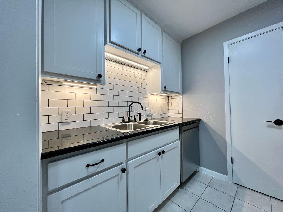 Charming Updated Duplex in West Meadowbrook For Lease for 1400 in