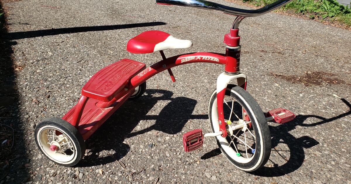 Vintage retro red radio best sale flyer tricycle