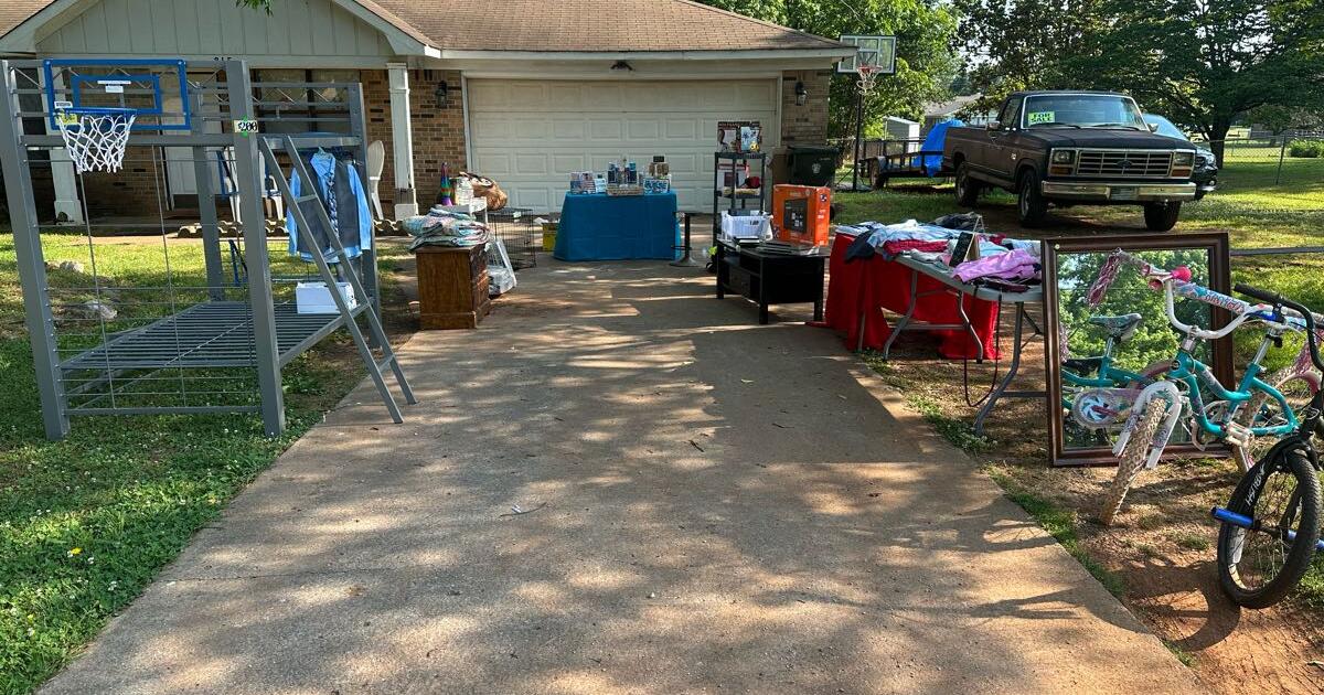 Yard Sale / Store Pop Up for 1 in Meridianville, AL For Sale & Free