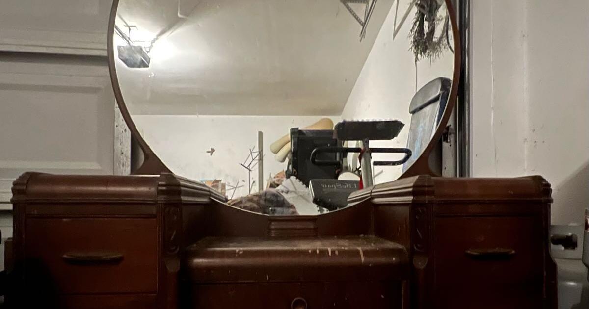 Vanity with mirror for 50 in Sacramento, CA Finds — Nextdoor