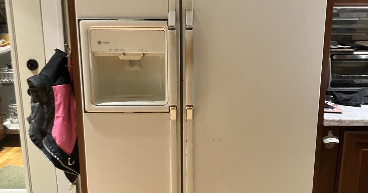 FREE appliances. Dishwasher, gas dryer, 2 fridges for Free in Kansas