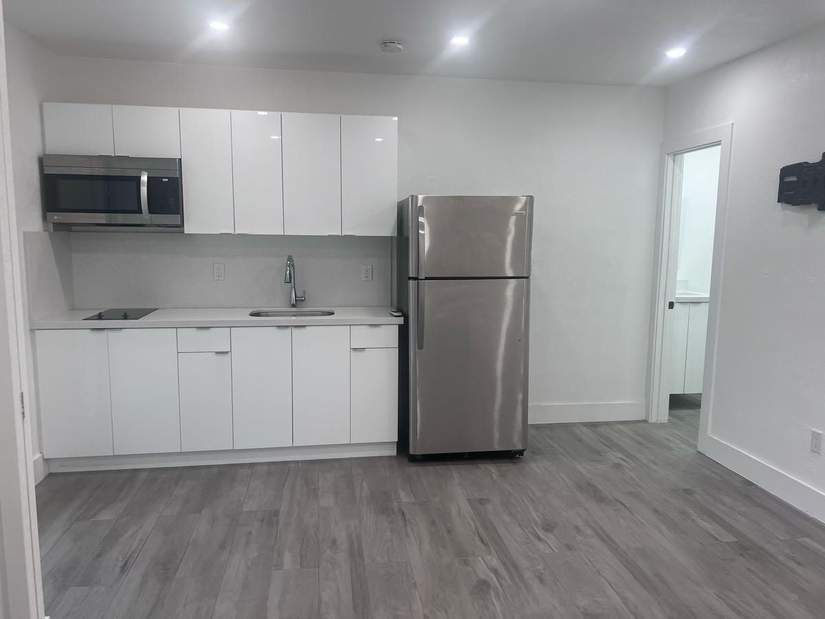 Modern efficiency for rent for Free in Miami, FL For Sale & Free