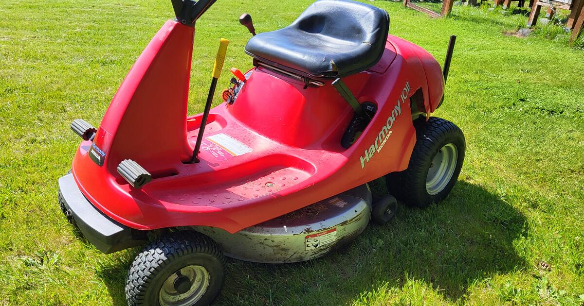 Honda Harmony 1011 Riding Lawn Mower for 550 in Port Townsend, WA