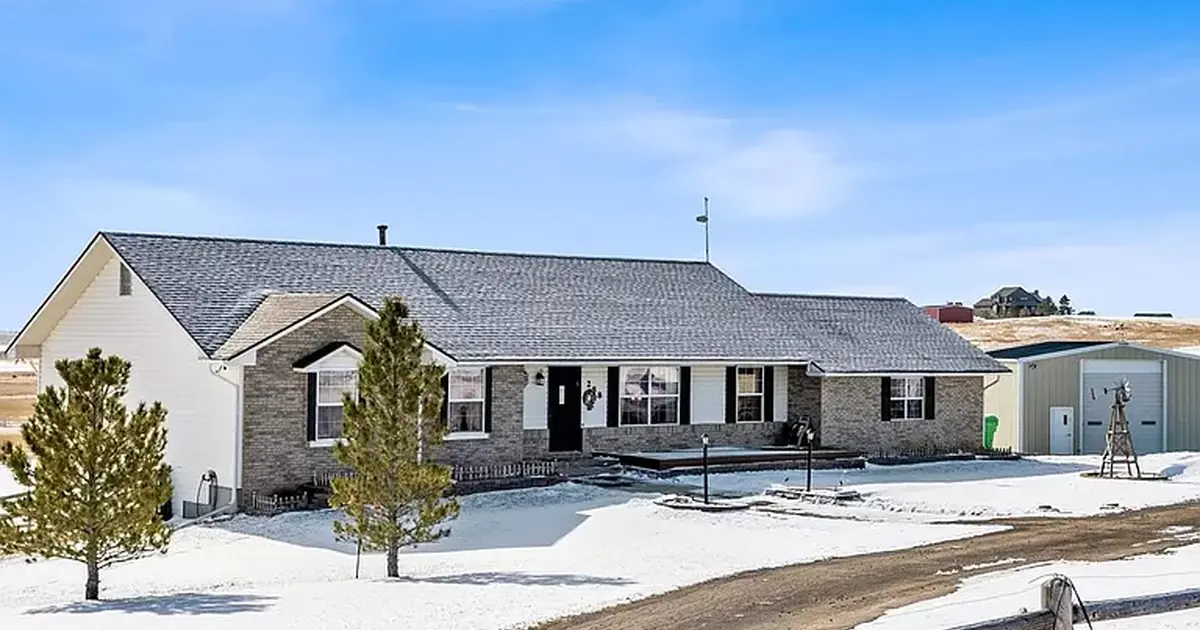 MUST SEE 3494 sqft on 10 acres offgrid capable homestead in Elizabeth