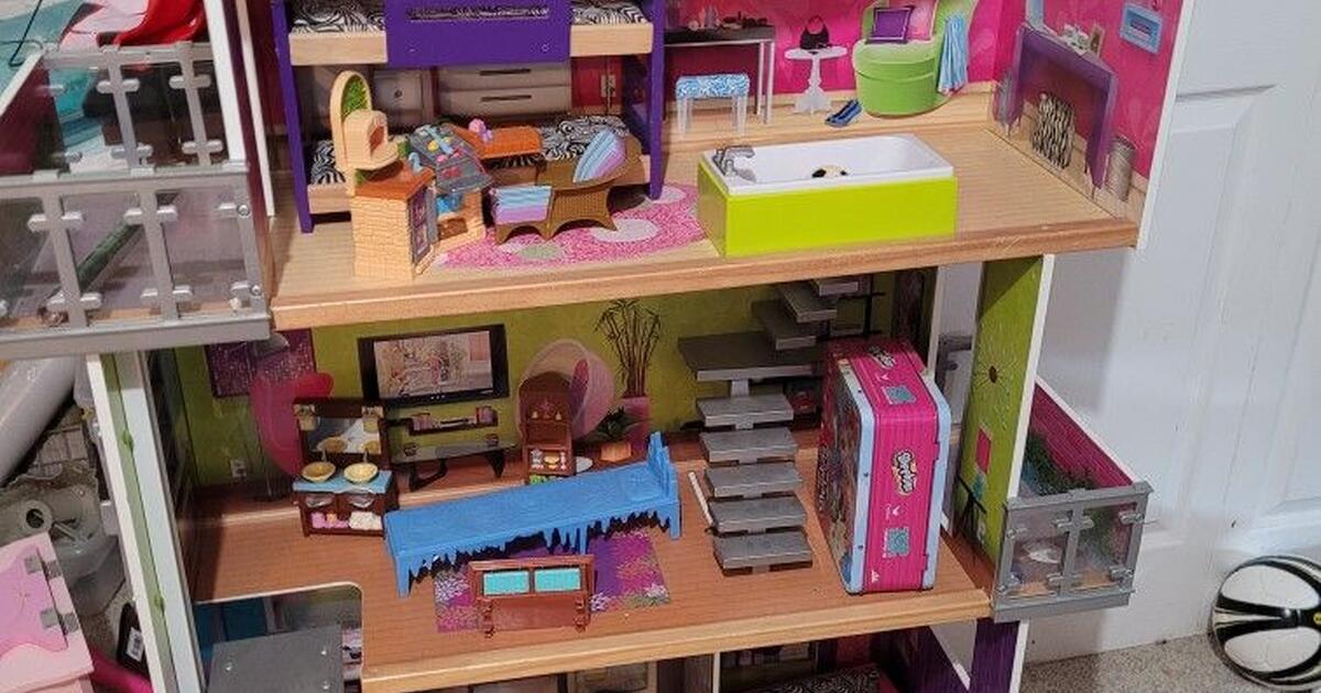 Play Doll House For sale!!! $40 for Sale in Sacramento, CA - OfferUp