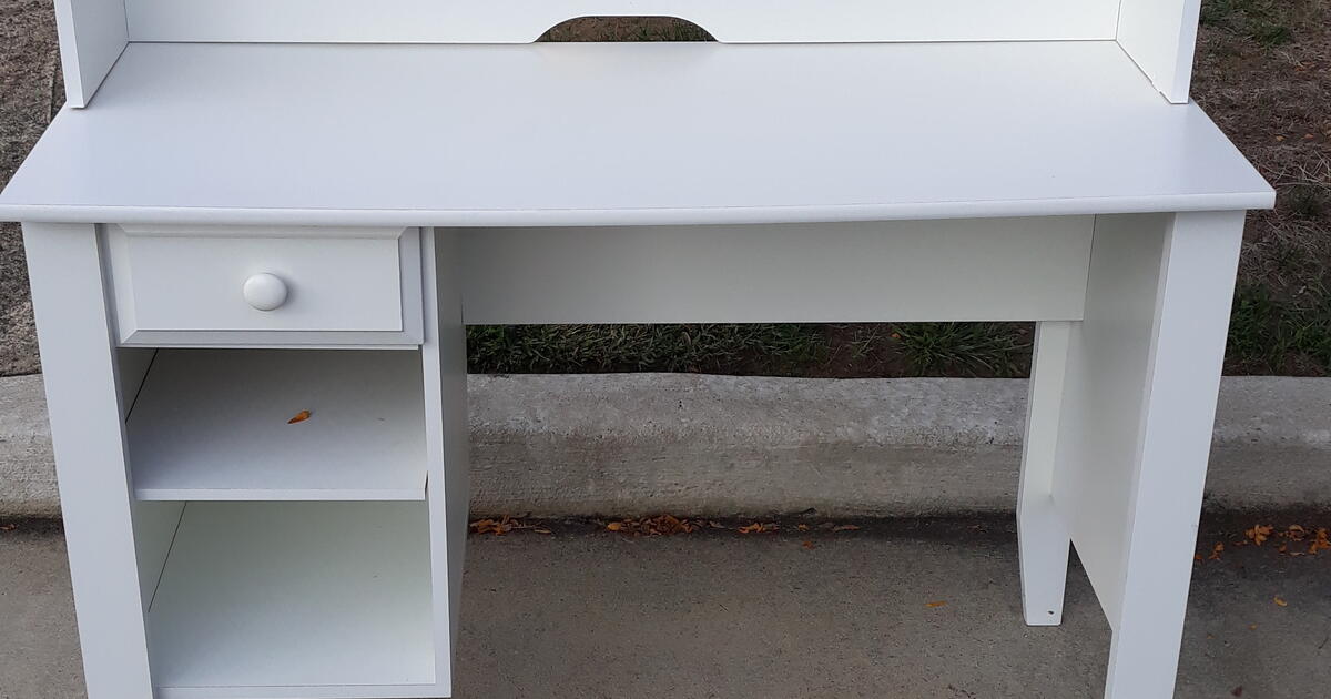 Children's Desk for Free in Manalapan, NJ For Sale & Free — Nextdoor