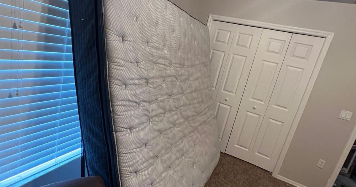 Serta, perfect sleeper King mattress barely used in Trinity, FL For