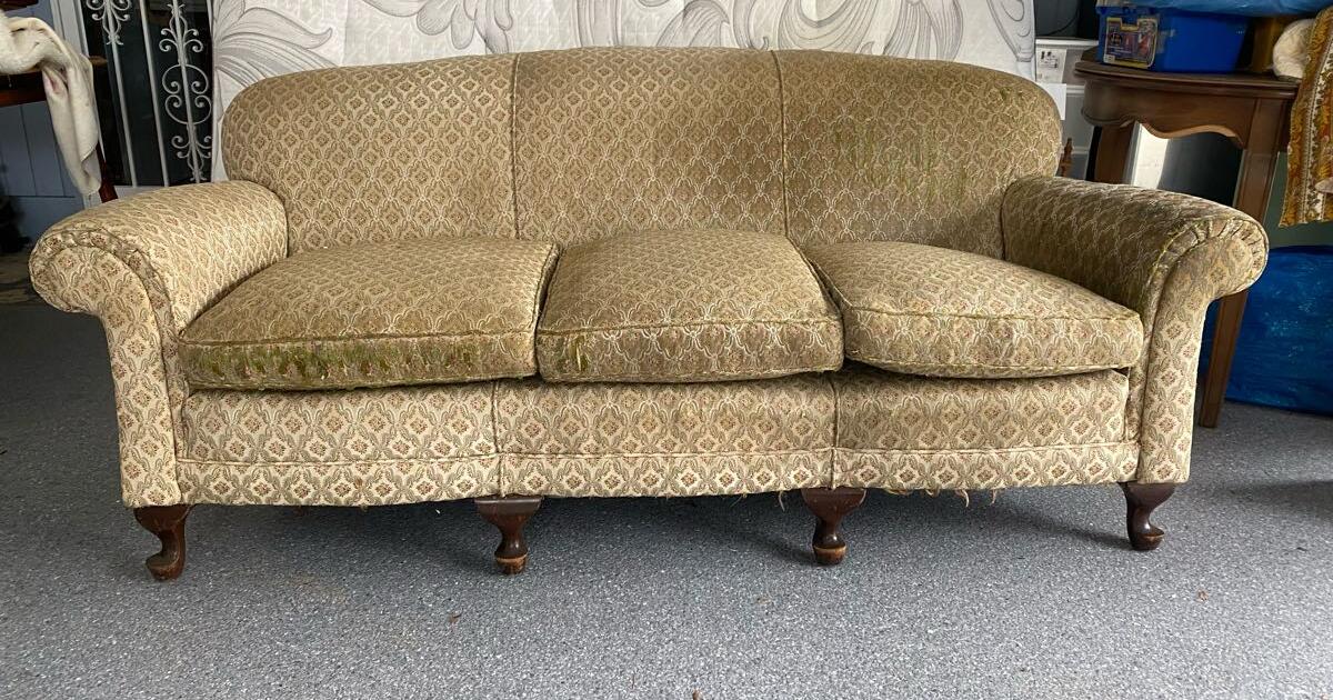 Henredon couch for Free in Dunwoody, GA For Sale & Free — Nextdoor