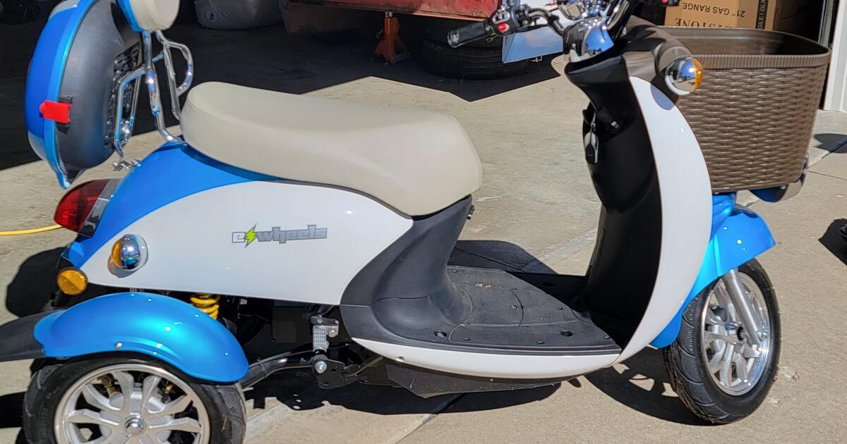 E wheels electric scooter! With 2 weather covers for 2300 in Dardenne
