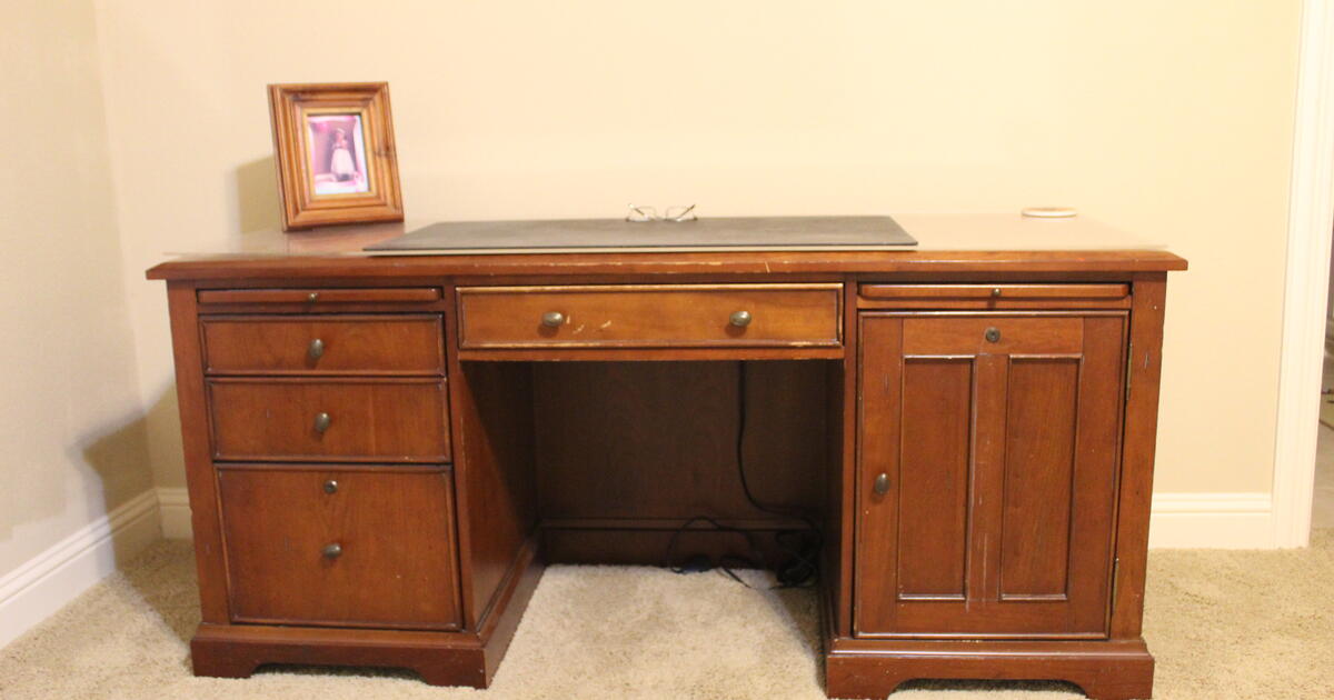 DESK. PICK UP FREE. for Free in Lucas, TX Finds — Nextdoor