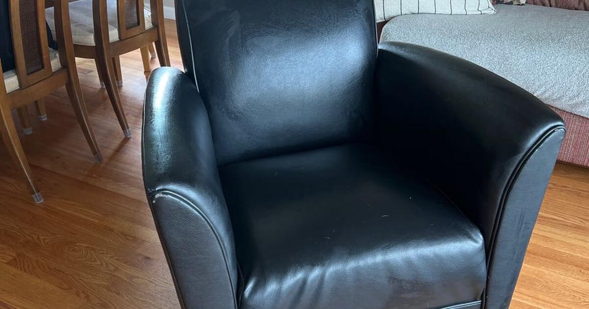 Faux Leather Chair for 10 in St. Louis, MO Finds — Nextdoor