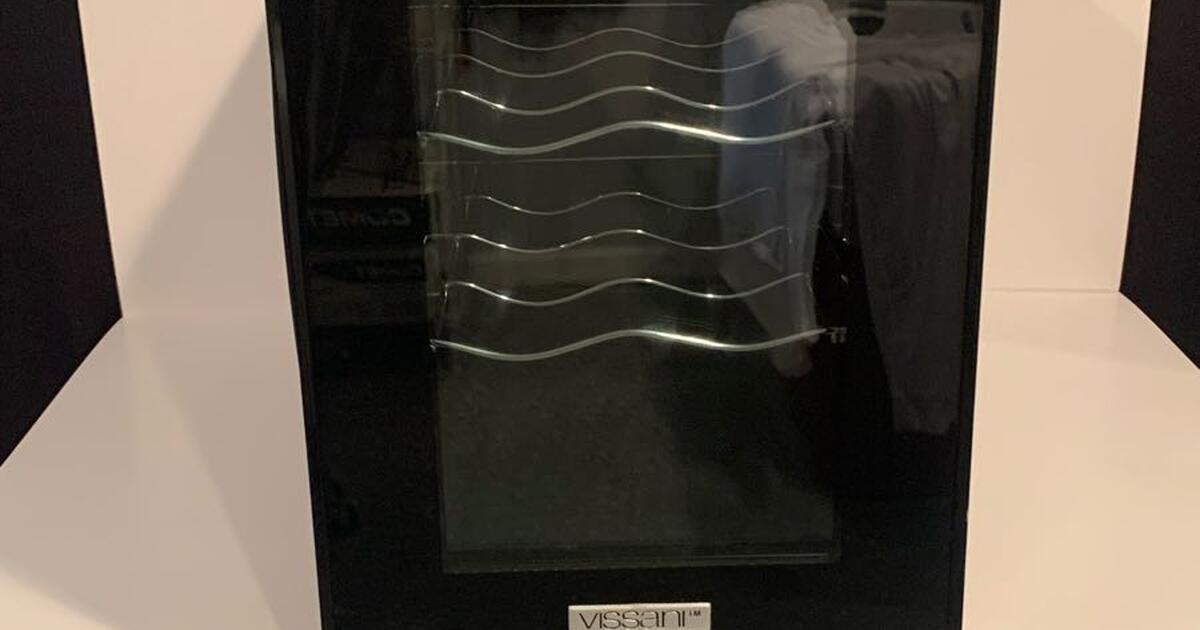 VISSANI 6 bottle countertop wine cooler. for 65 in Elyria, OH For