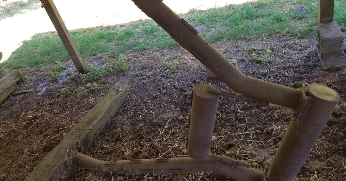 Sitner Model C2 Cattle "Oiler" Insecticide Applicator/Groomer for Free