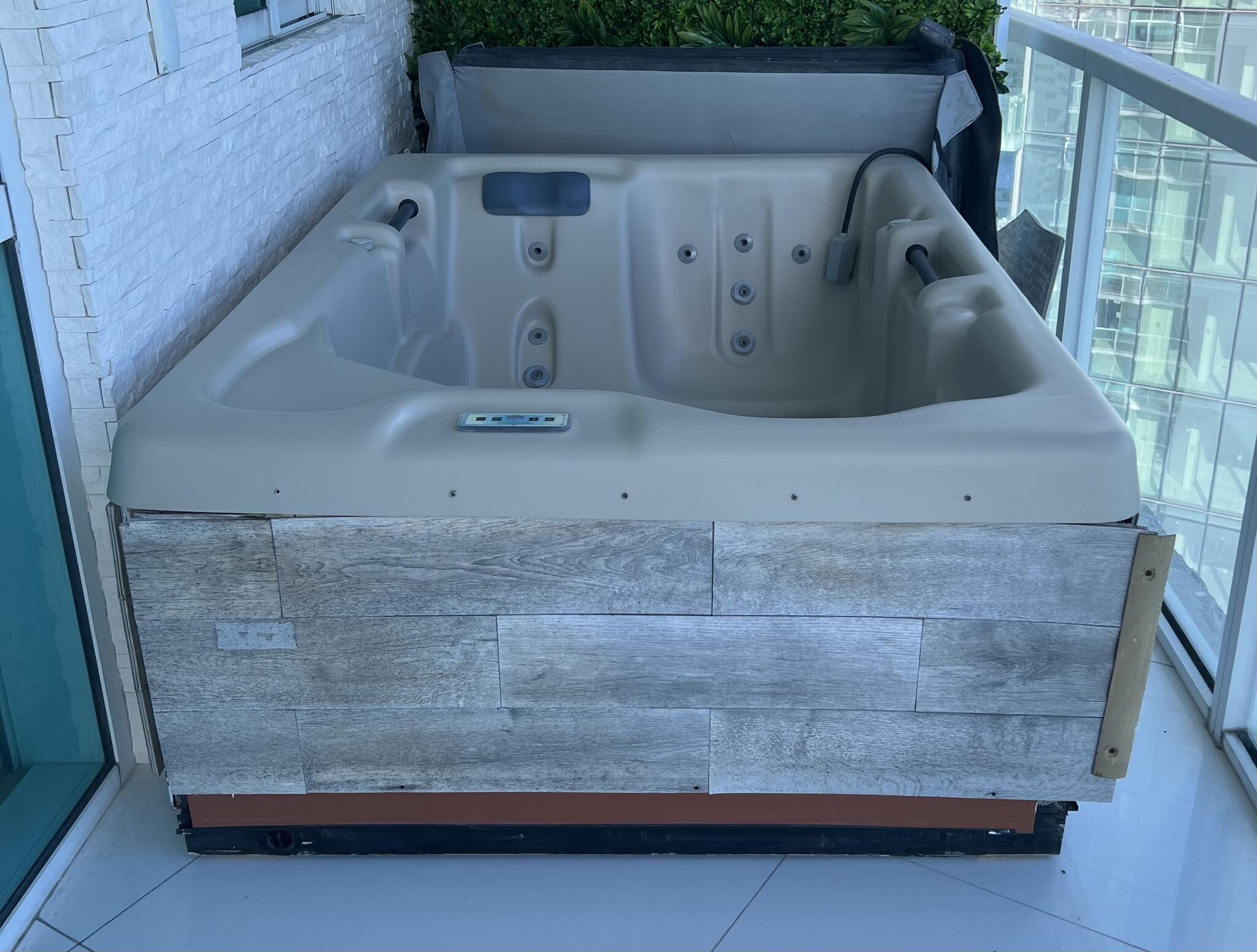 Nacht Syndicaat Pat Jacuzzi With Cover & Spa Products For Free In Miami, FL | For Sale & Free —  Nextdoor