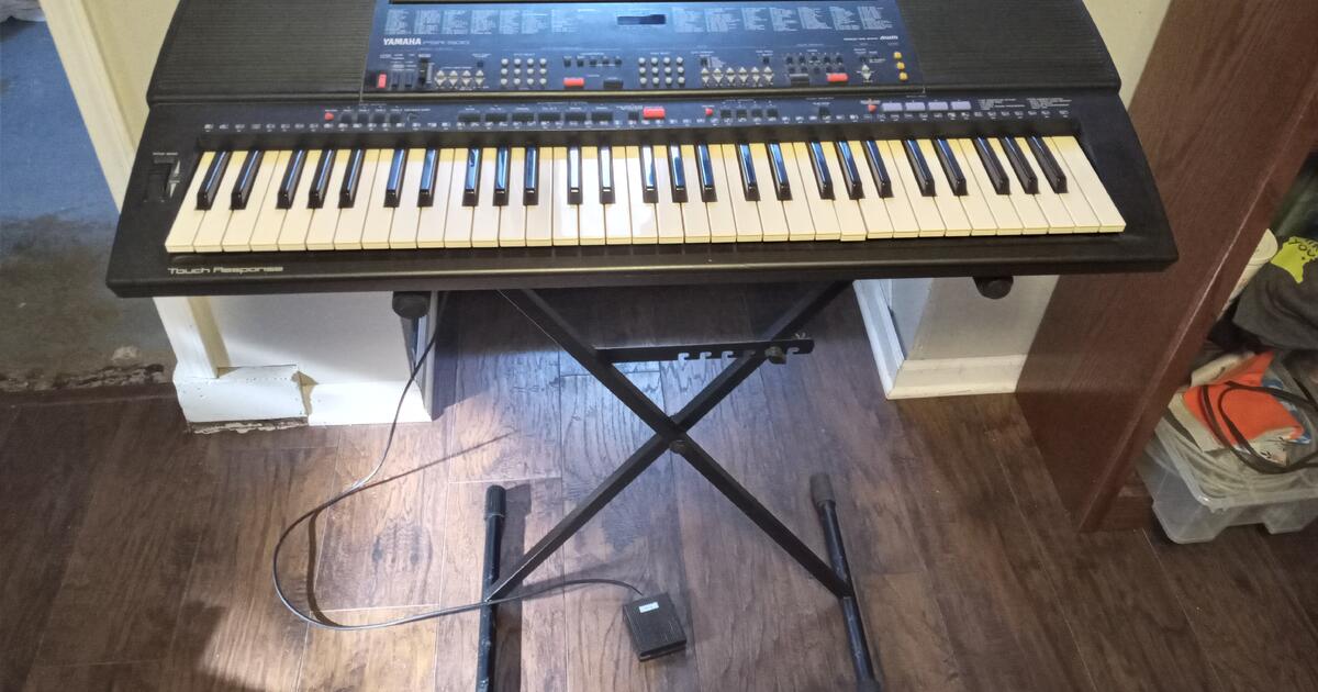 Keyboard case and stand, includes Yamaha PSR500 keyboard with sustain