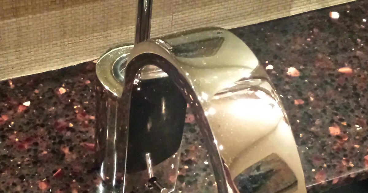 JADO GLANCE SINGLE LEVER MONOBLOCK FAUCET IN GREAT CONDITION for 39 in