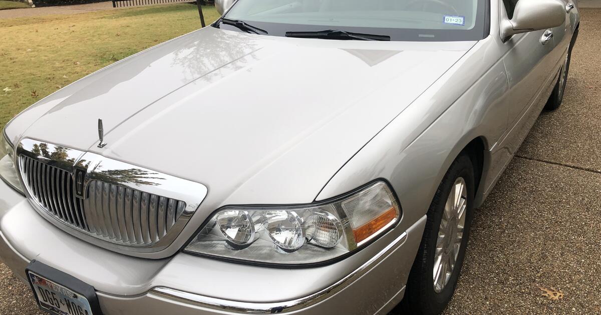 2011 Lincoln Town Car Signature LTD 4 door for 11995 in Lewisville