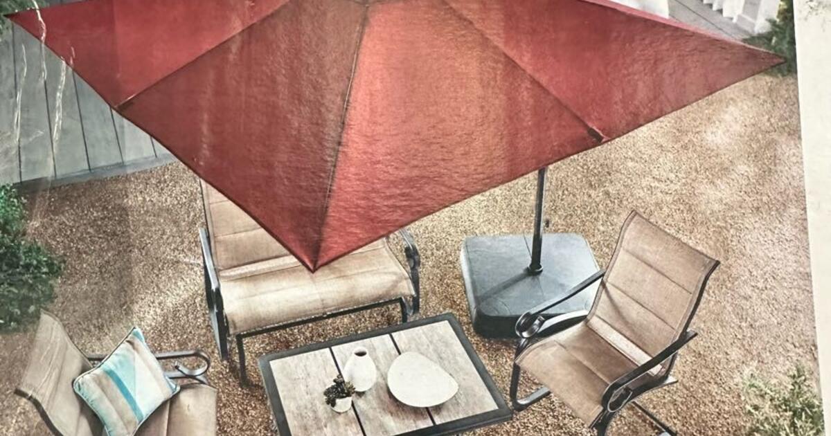 Hampton bay 8’ square offset umbrella for 75 in Winter Park, FL For