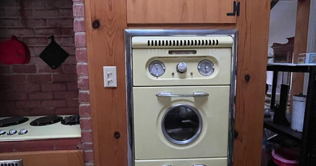 Antique Western Holly Wall Oven for Free in Pacific Palisades, CA For