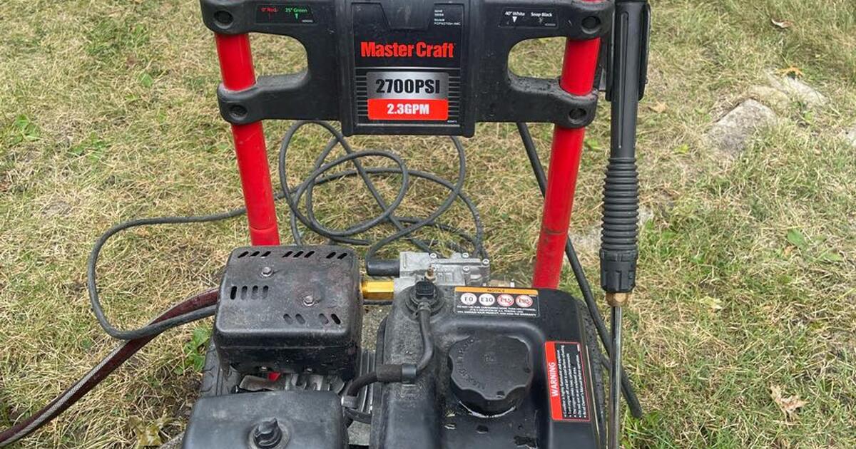 Pressure washer Mastercraft 2700 psi 2.3 GPM. 180 cc engine Runs great