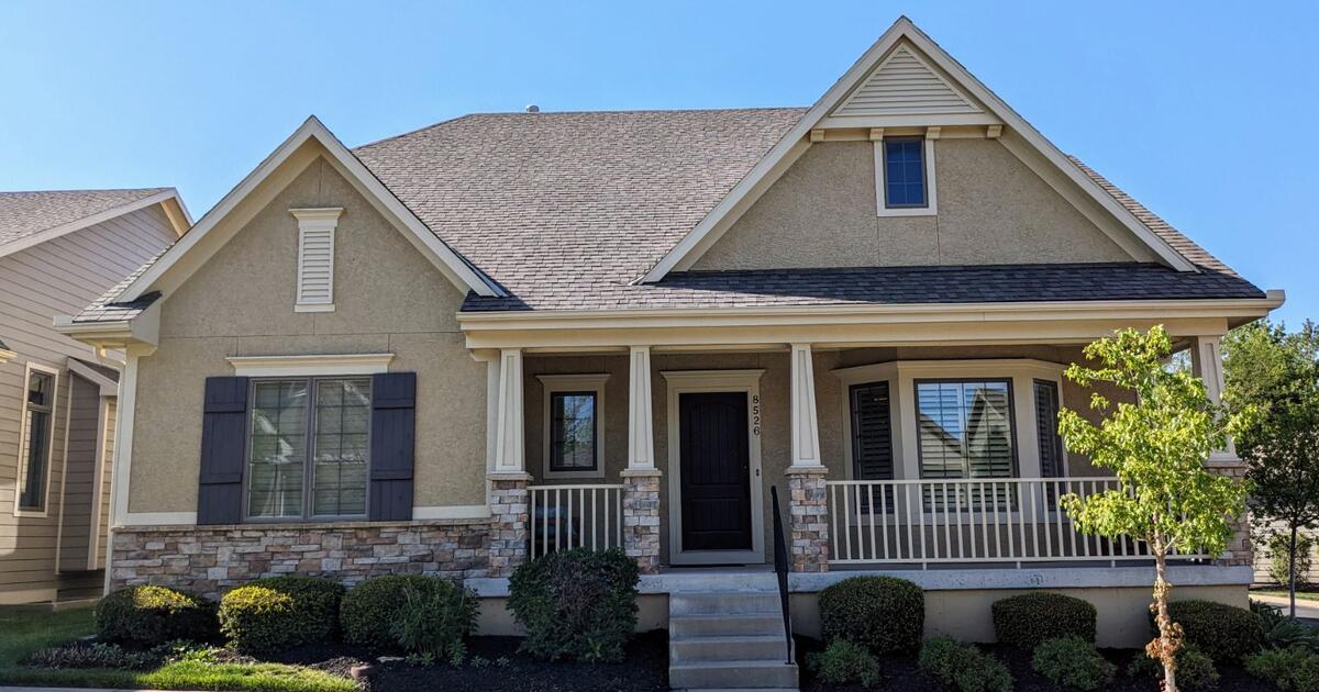 1 1/2 Story, 3 BR Maintenance Provided Villa in Lenexa City Center, 2