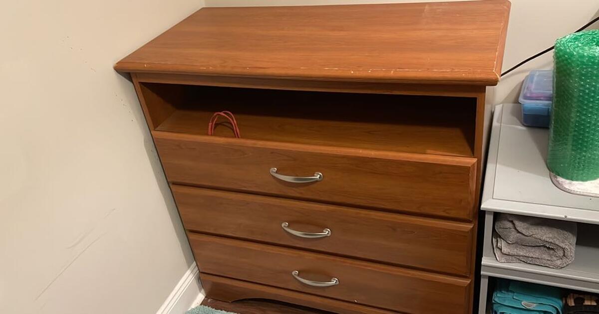 MOVING from MS to AL 3 drawer Dresser for 50 in Fairhope, AL For