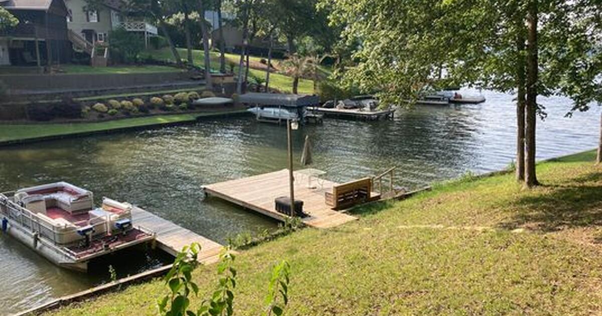 Lakefront cottage on rustic setting in cove for 180 in Buckhead, GA