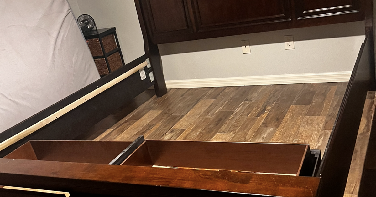 King sized sleigh bed. Mattress included if wanted. for 100 in The