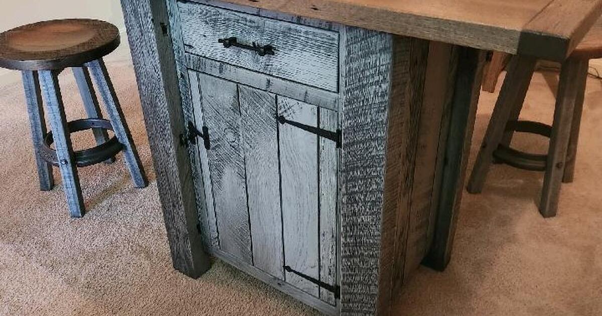 Amish made Barnwood Island/Bar plus 4 stools. for 1500 in Harrisburg
