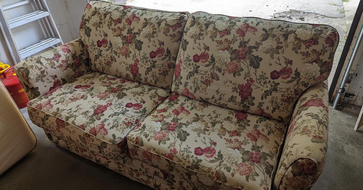 Lazy Boy Love Seat for Free in Kalamazoo, MI For Sale & Free — Nextdoor