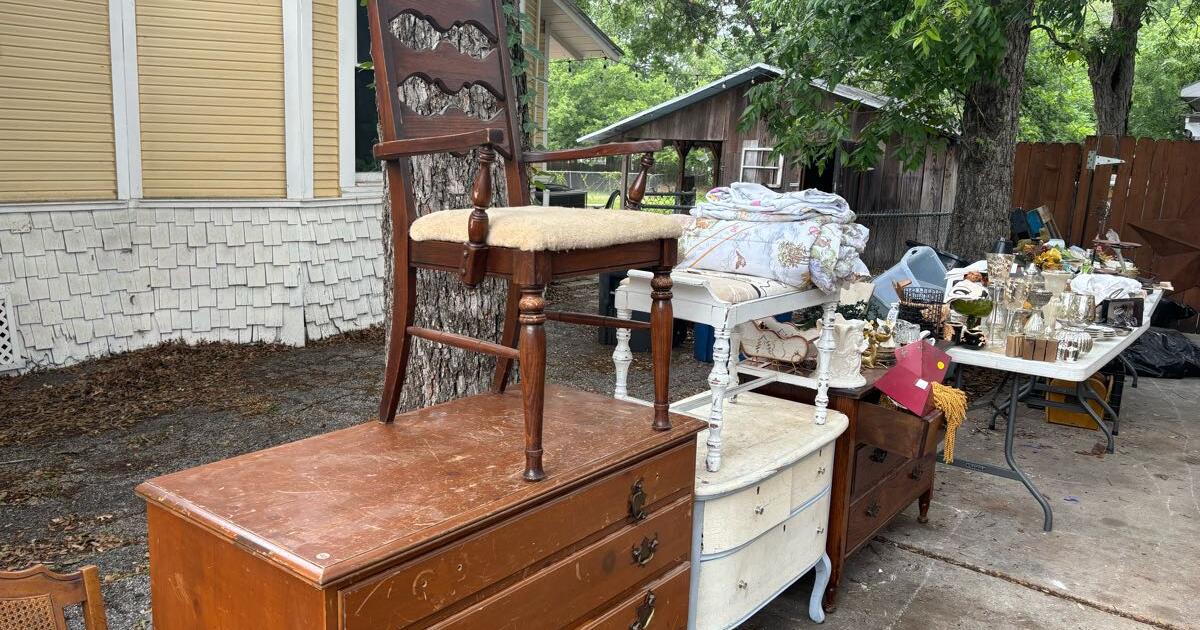Garage sale down town New Braunfels 6/7,6/8 8am 3pm for Free in New