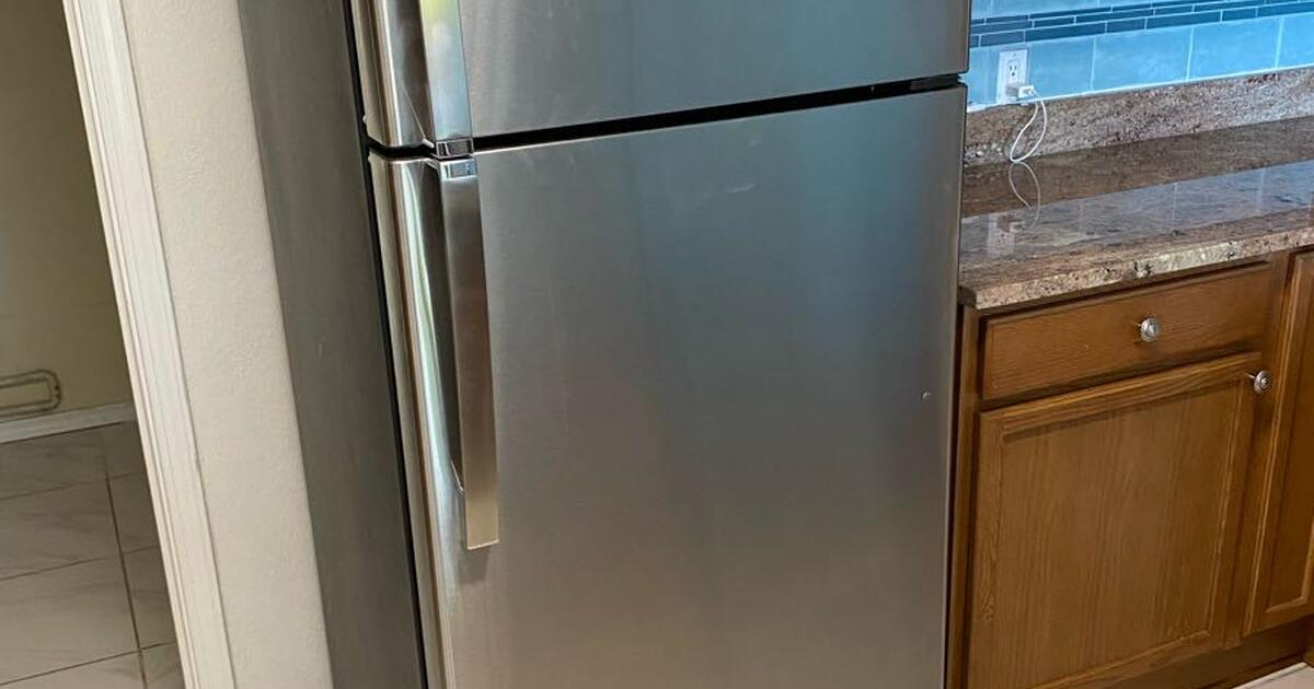Refrigerator (GE) 3 yrs old. for Free in Albuquerque, NM For Sale