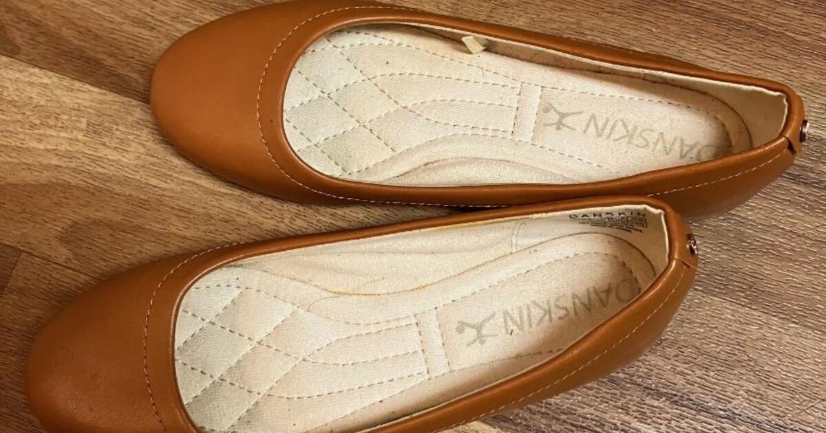 DANSKIN WOMEN'S SHOES. CAMEL COLOR, VERY NICE! VERY LIGHTLY USED, SIZE ...