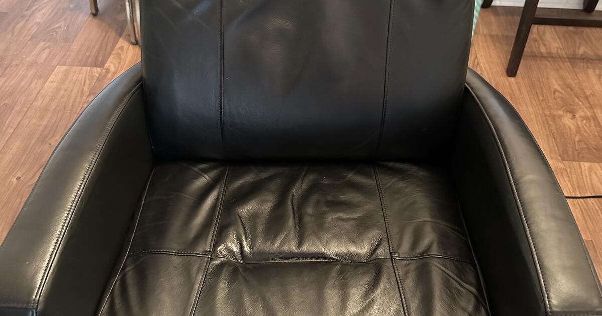 Black Leather Electric Recliner Chair for 100 in Greenville, SC For
