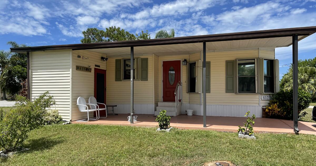 FOR SALE BY OWNER 1989 Modular home in Spanish Lakes Fairways. AS IS