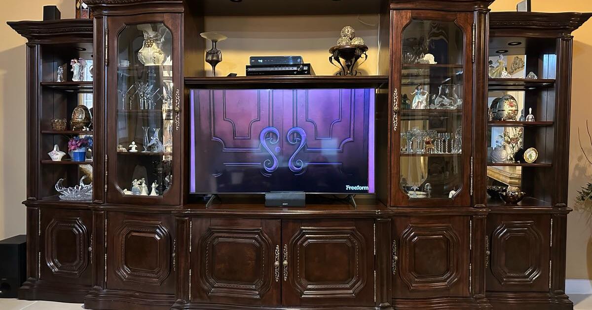 Lighted Wall Unit for 495 in West Palm Beach, FL For Sale & Free