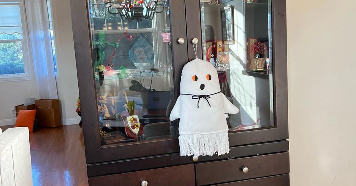 China Hutch Like New 600 OBO for Free in Cardiff By The Sea, CA For