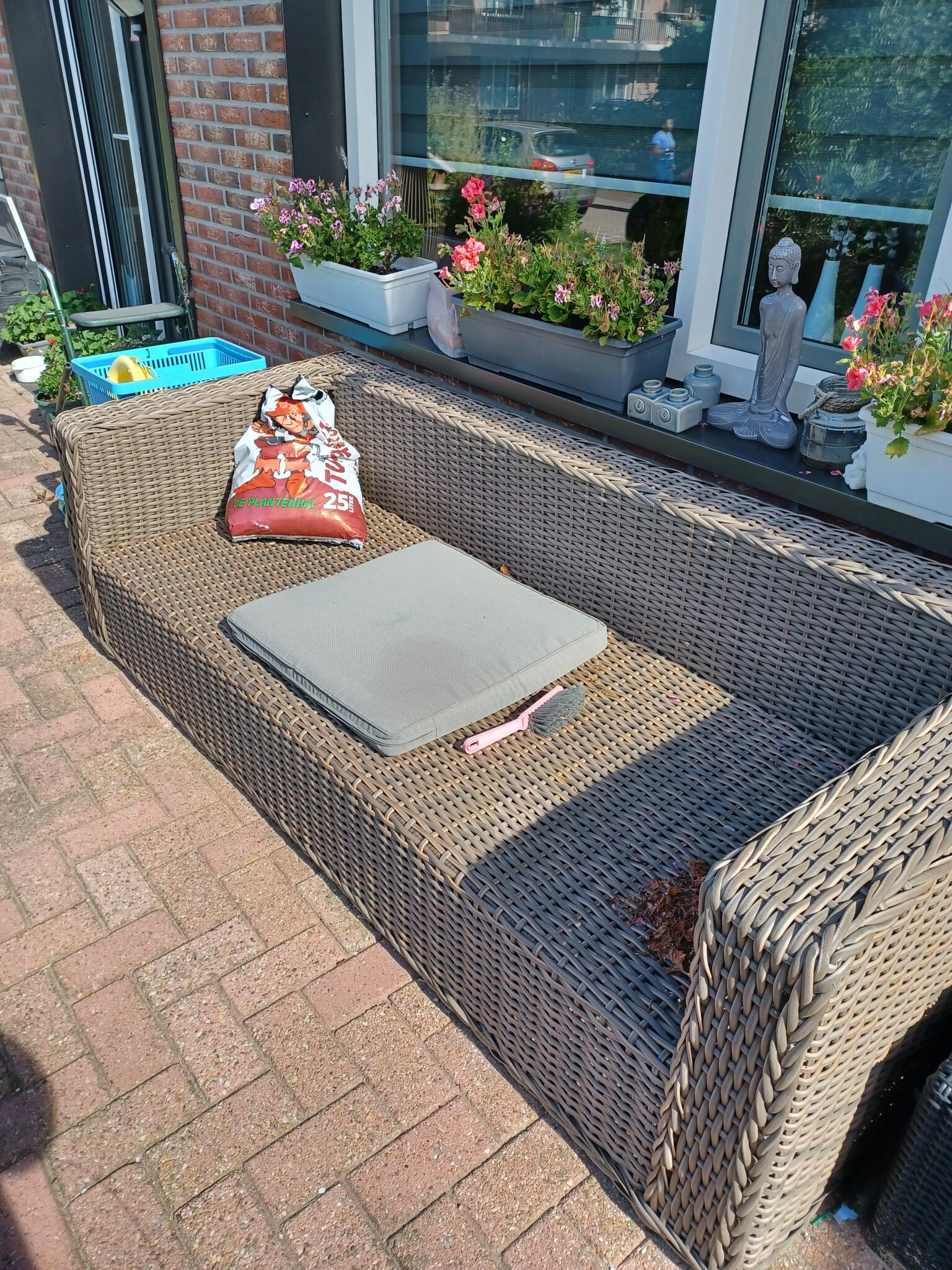 Mooie tuinbank zonder kussens heb er vorig jaar een eenpersoons matras op gekocht die erbij wordt geleverd totaal 50 euro