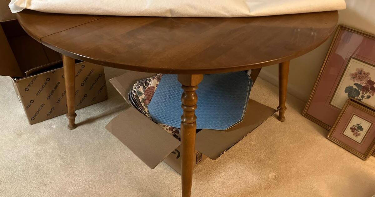 Dining Room Table & 5Chairs, 2 table leafs for Free in Annapolis, MD