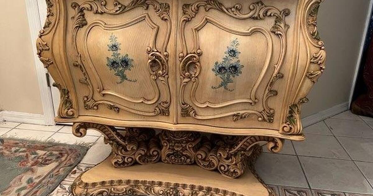 Antique Buffet/ Server and lamps for 400 in Lakeland, FL For Sale