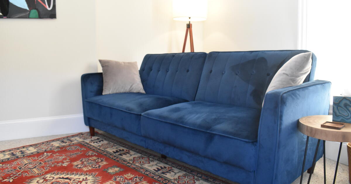 Great sofa / daybed like new for 490 in Charlottesville, VA For Sale