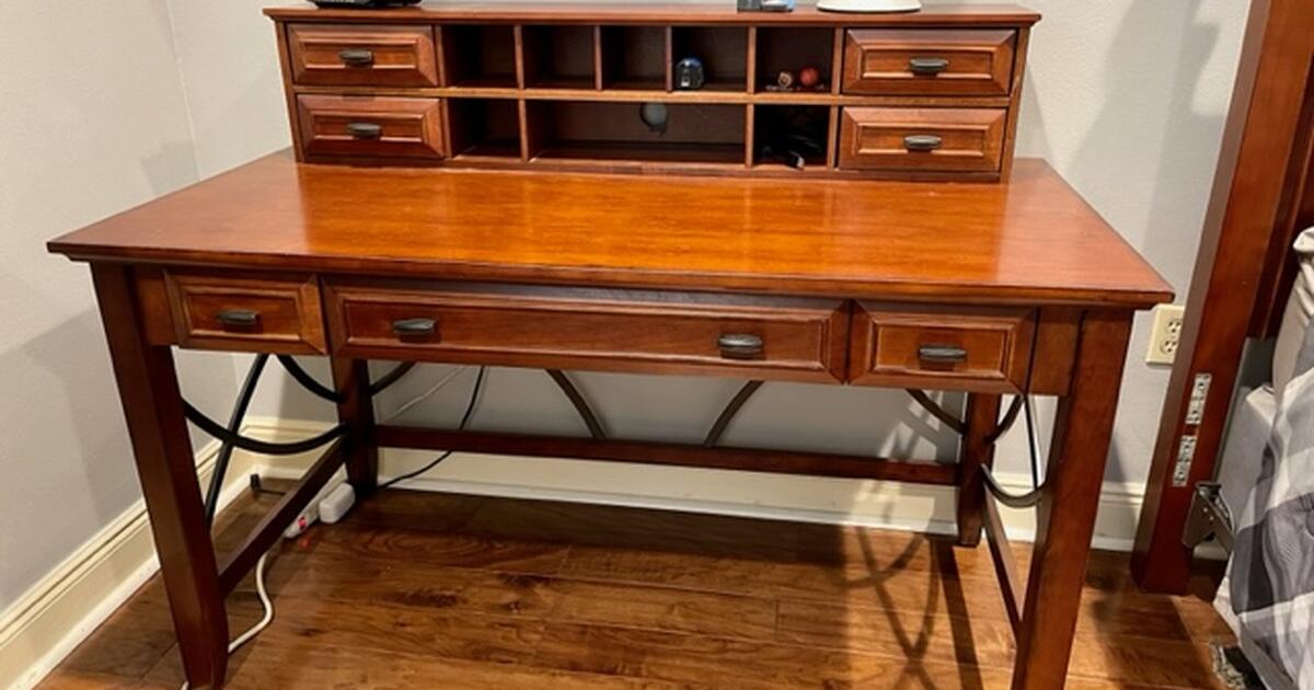 Student DESK SUPER DEAL! COME AND GET IT! for 30 in Baton Rouge, LA