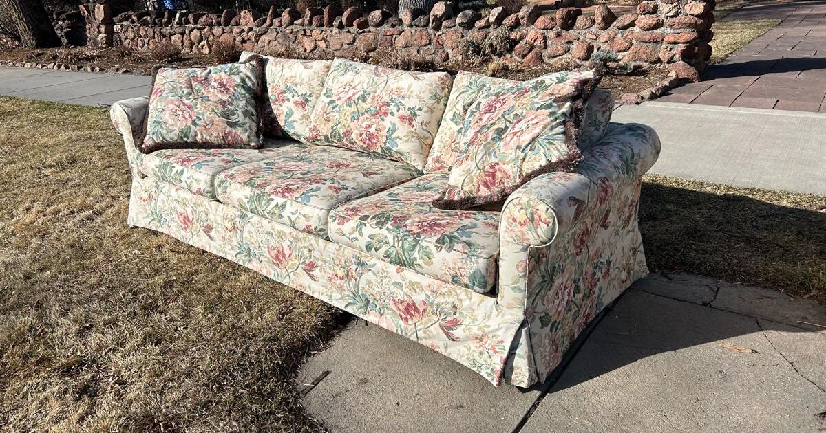 FREE couches curb alert ! for Free in Colorado Springs, CO For Sale