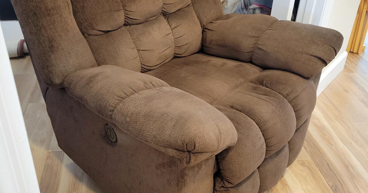 Matching electric recliners 200/pair for 200 in Prescott, AZ For