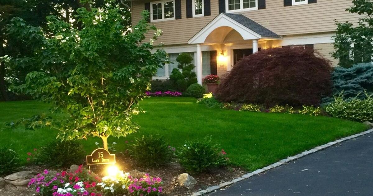 EAST HILLS 5 BED/4 BATH COLONIAL IN COUNTRY ESTATES for 2275000 in