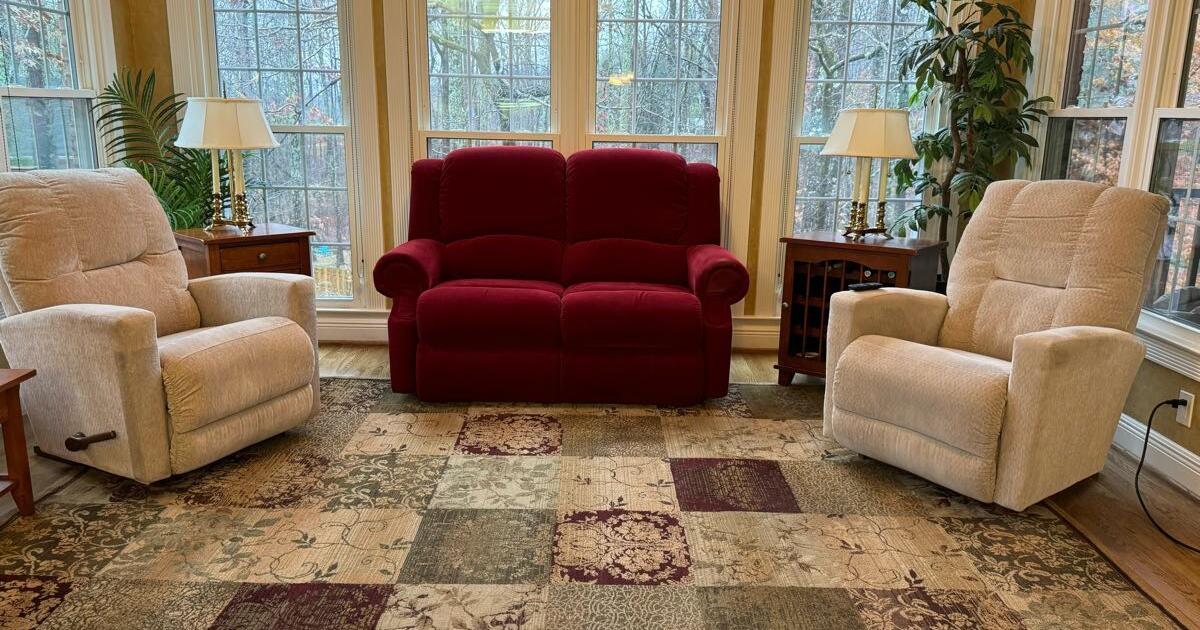 La Z Boy Reclining Loveseat & Rug for 100 in Birmingham, AL For Sale