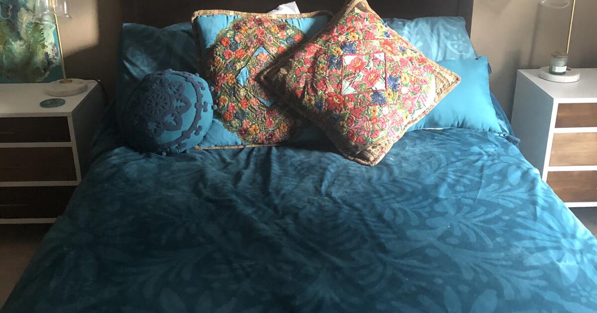 Full size, headboard with 4 drawers underneath. Also, new Costco memory